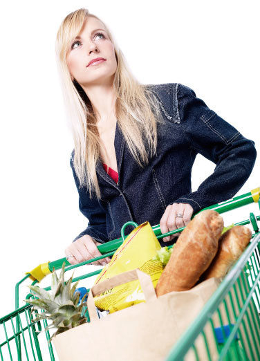 Kuva naisesta ostoksilla